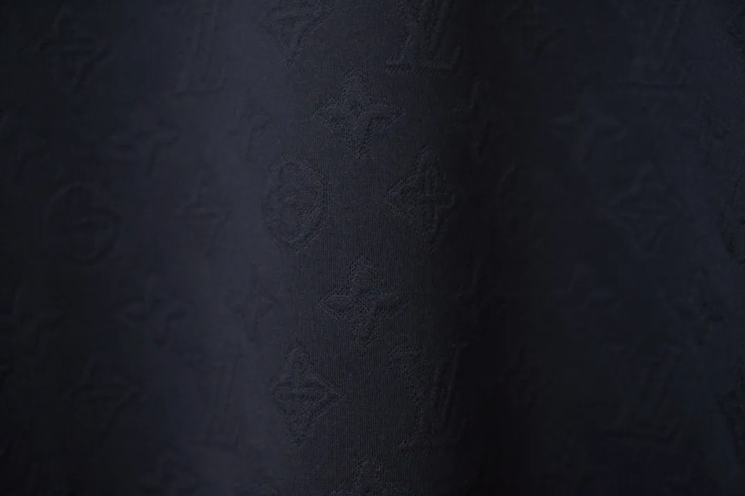🅿️190 Louis Vuitton 1V 25SS early spring new style LV jacquard shearing logo short sleeves light luxury essential item for daily commuting for men and women Correct version Welcome to compare Detailed features · 280g 100% pure cotton double yarn jersey fabric · Custom dyed in the same vat, special thickened 32 count double ply 1X1 thread · Monogram jacquard is laid out across the entire width, and patterns are woven through the fabric using shearing technology · Double-needle stitching across seams · Original main mark, washed tag, branded moisture-proof paper packaging Color: Black Size: S/M/L/XL
